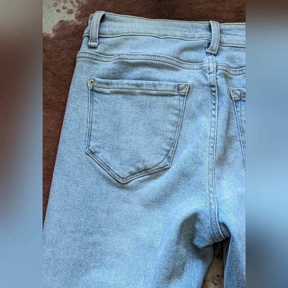 Kensi Vintage Luxe High Rise Skinny Raw Edge Hem Lt Wash Jeans - Picture 15 of 16